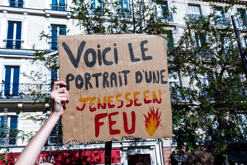 slogan de lycéens manifestant dans les rues de Paris en France