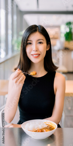 カレーライスを食べる女性