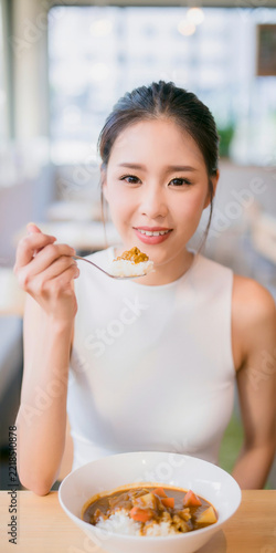 カレーライスを食べる女性