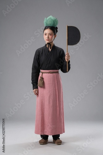 Chinese Qin Dynasty Palace Maid in Hibiscus Crown of Green Gauze