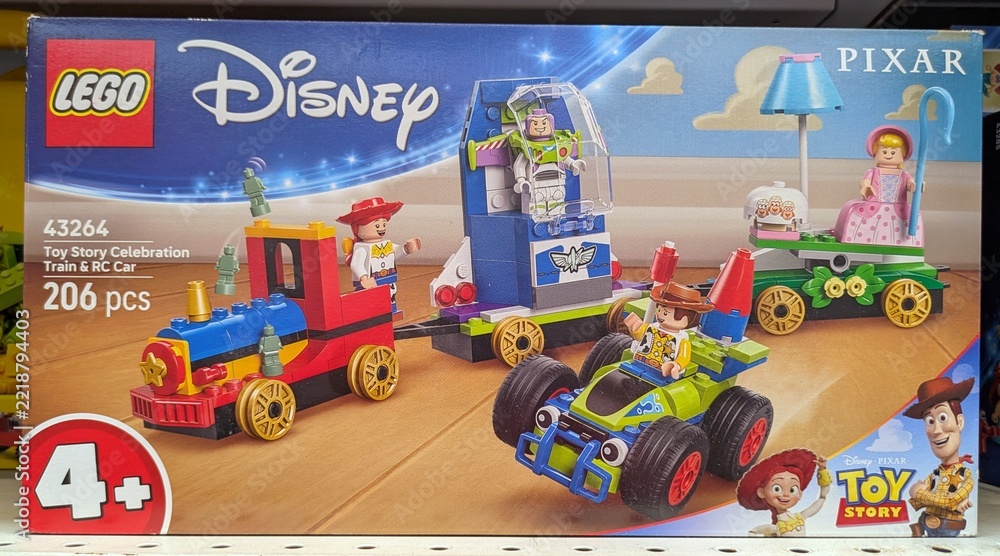 Naklejka premium Caja de construcción de Lego Disney Pixar, Toy Story Celebration Train & RC Car, con personajes de la película, en una tienda Carrefour, Madrid, España, 4 de julio de 2026