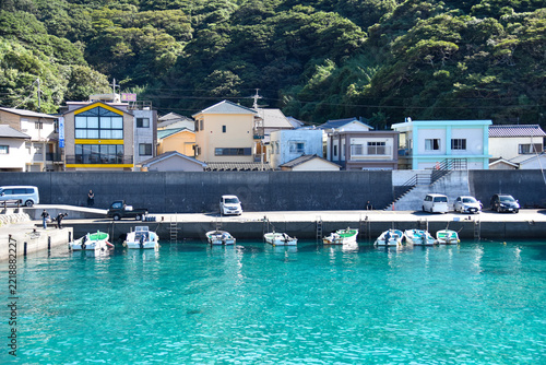 クリスタルのように透き通る海面と小舟が並ぶ柏島の港の近景