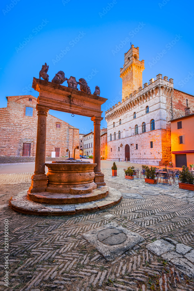 Naklejka premium Montepulciano, Tuscany. Piazza Grande and Town Hall, Italy