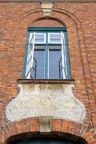 eutin, deutschland - altes fenster mit historischer inschrift