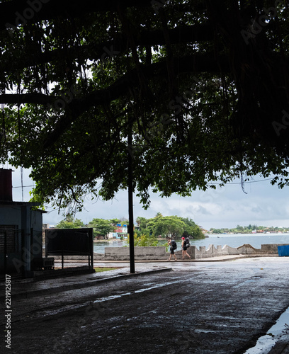 Fotografie Cienfuegos, Cuba - Chicos mochileros caminando por las calles de la ciudad