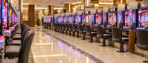 カラフルな遊技台が並ぶパチンコホールの店内