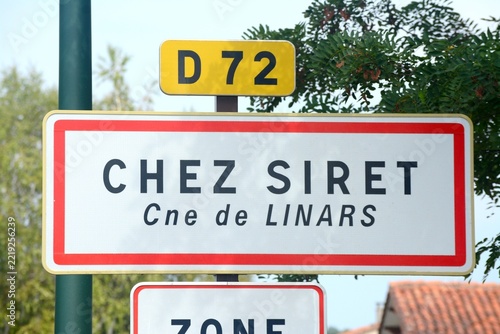 Panneau d'entrée de ville : Chez Siret, commune de Linars, Charente, Nouvelle Aquitaine, France.