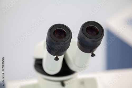 Fotografie Close-up of the two eyepieces of a modern mechanical microscope