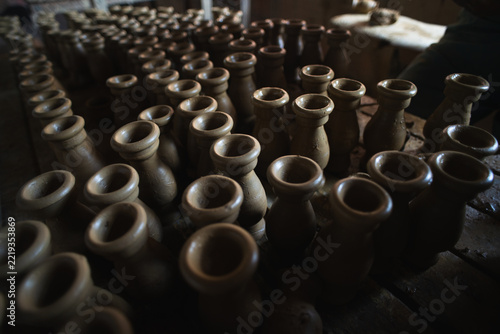 Production of lined-up handmade ceramic pieces