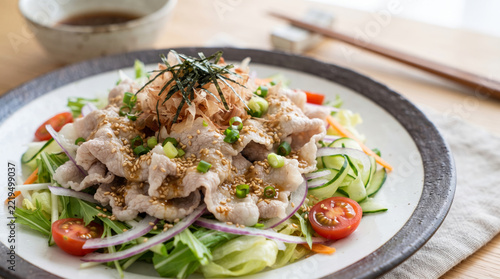 新鮮な野菜と豚肉の冷しゃぶサラダ