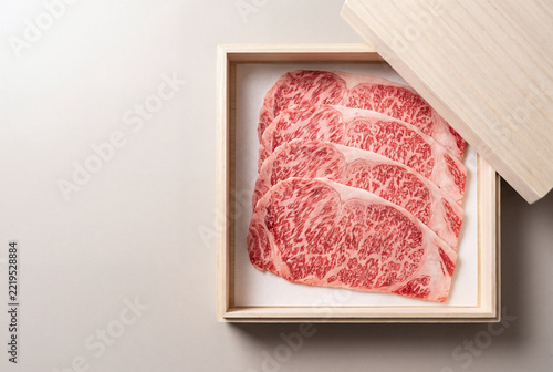 桐箱に入った霜降り和牛のステーキ ふるさと納税の返礼品・肉ギフト
