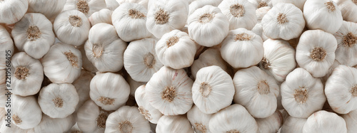 The background is full of garlic.