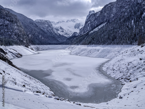 Vorderer Gosausee mit Dachstein im Winter
