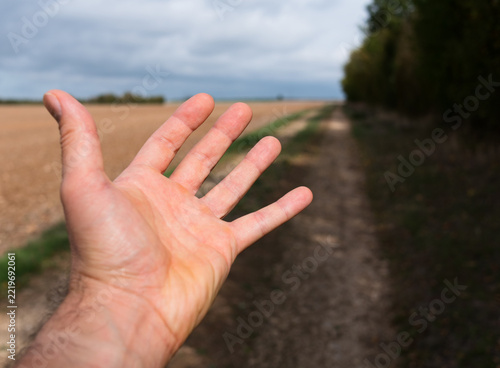 Paume ouverte chemin campagne