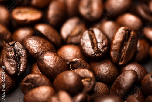 Fotografie Detail of roasted arabica coffee beans with rich brown texture