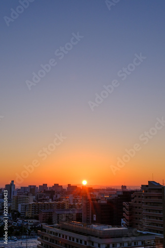 都市の夜明け　神戸市東灘区のマンション高層階より芦屋のマンションの上空からの日の出