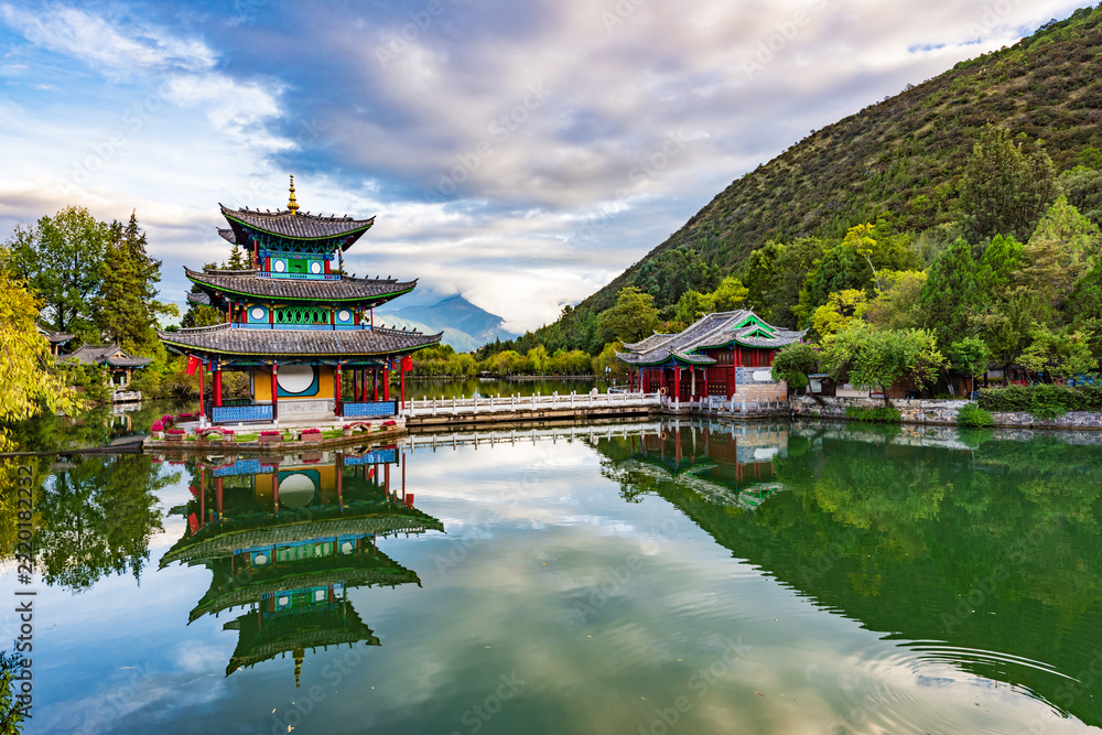 Fototapeta premium The beautiful scenery of Black Dragon Pool Park in Lijiang, Yunnan, at dawn.