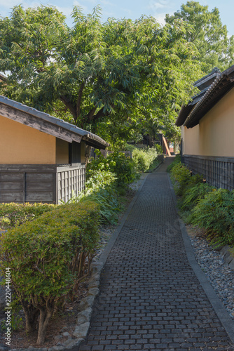 小布施の栗の小径＿栗の木レンガの道と土壁の蔵が続く緑の散策路