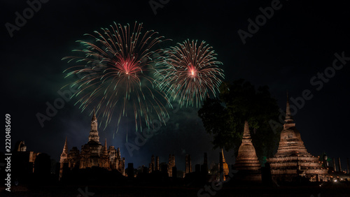 Obraz na plátně Firework of Loy Krathong festival showing in Sukhothai historical park