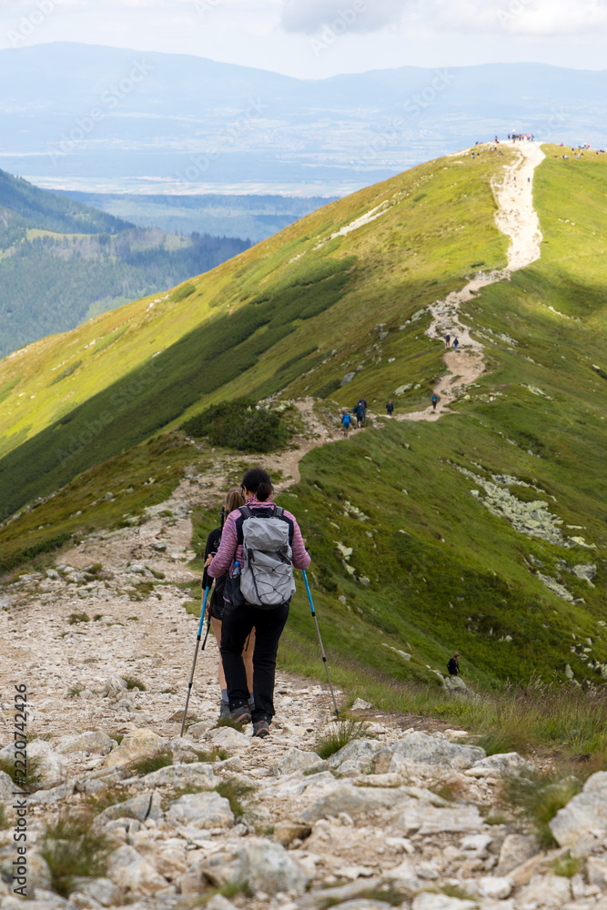 Obraz premium Mountain Trail Hiking with Scenic View on Ridge Path