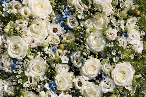 Blüten der Trauer in Weiß dezent mit Blau