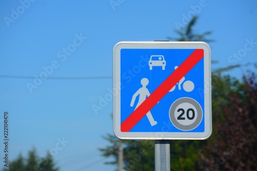 Panneau de signalisation : fin de zone à vitesse limitée à 20 kmh, 