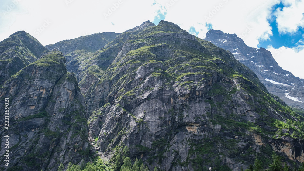 Fototapeta premium Landscape of the four girls mountain range and greenery forest in Chengdu, China
