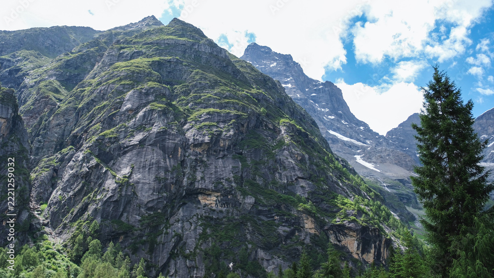 Fototapeta premium Landscape of the four girls mountain range and greenery forest in Chengdu, China