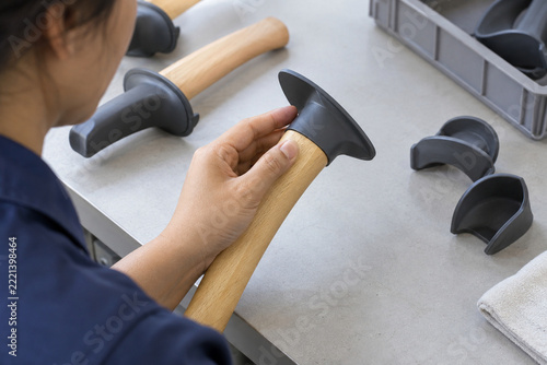 checks the alignment of a detachable finger guard on a dry sample