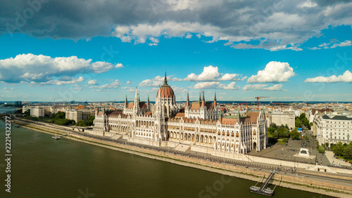 Fotografie Hungarian Parliament Building on the Danube in Budapest, Hungary