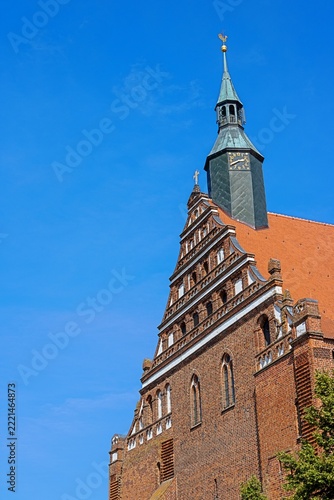 bad wilsnack, deutschland - giebeldach mit uhrturm der wunderblutkirche st. nikolai