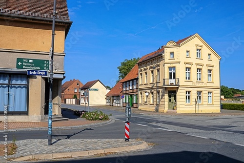 bad wilsnack, deutschland - straßenkreuzung mit wegweiser 