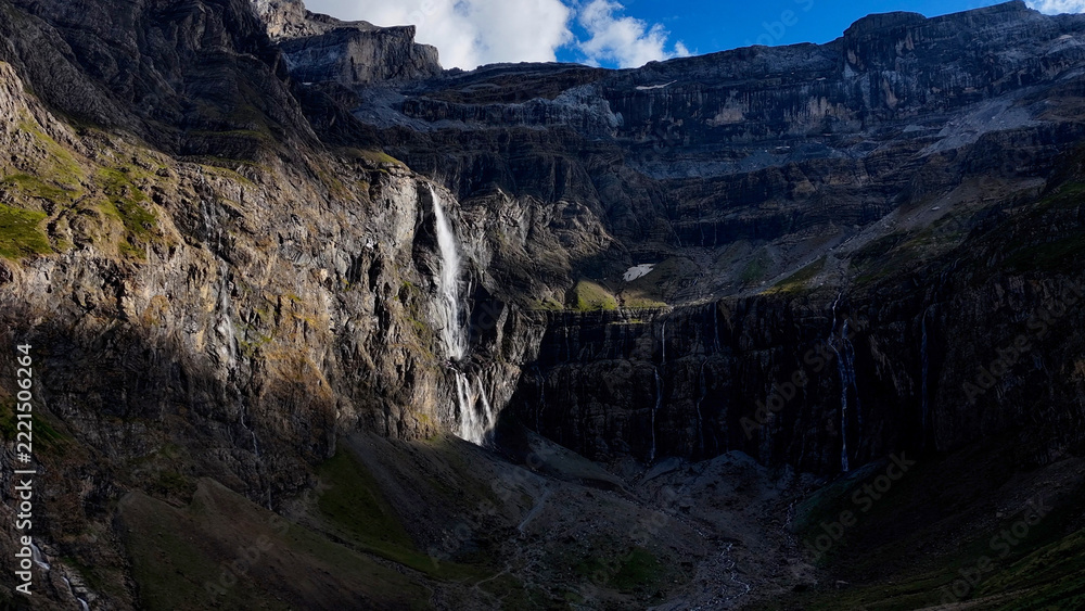 Fototapeta premium scenic view of famous cirque de gavarnie with gavarnie fall in pyrenees national park