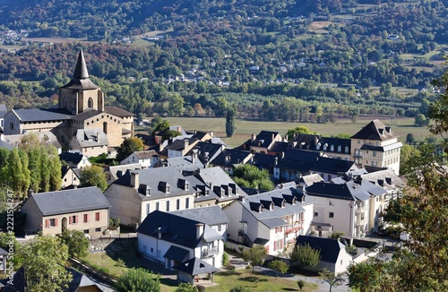 Le village de Saint-Savin et son abbaye dans le Lavedan en les Hautes Pyrénées