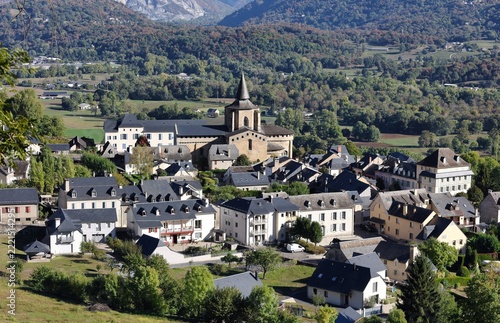 Le village de Saint-Savin et son abbaye dans le Lavedan en les Hautes Pyrénées