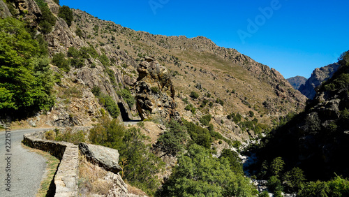 La strada che collega Corte alla costa occidentale della Corsica attraversa panorami di montagna mozzafiato aperti su grandi vallate per poi insinuarsi nello stretto Canyon della Ruda.