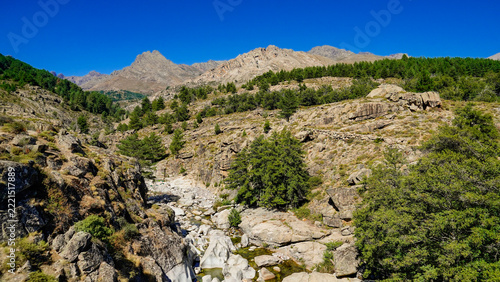 La strada che collega Corte alla costa occidentale della Corsica attraversa panorami di montagna mozzafiato aperti su grandi vallate per poi insinuarsi nello stretto Canyon della Ruda.