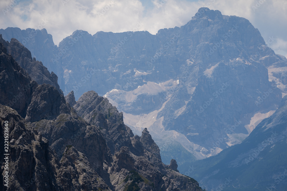 Fototapeta premium beautiful scenery of a mountain landscape under the sunlight