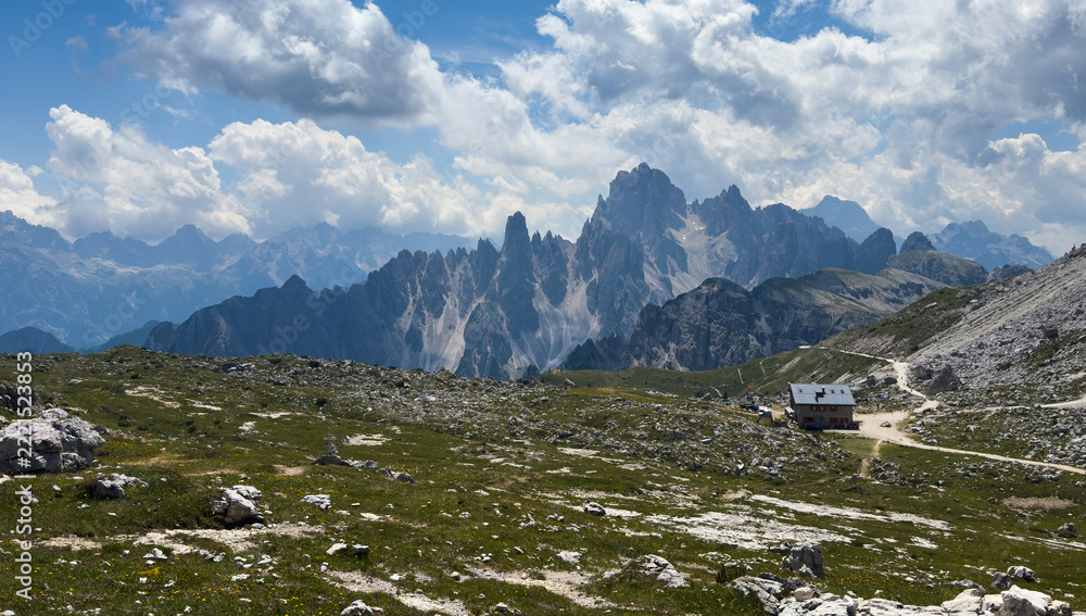 Fototapeta premium beautiful scenery of a mountain landscape under the sunlight