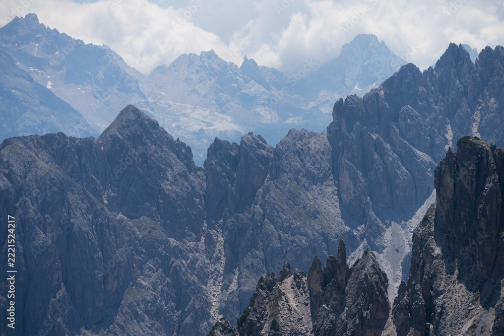 Fototapeta premium beautiful scenery of a mountain landscape under the sunlight