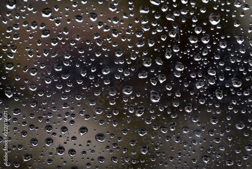 Regentropfen auf einer Fensterscheibe