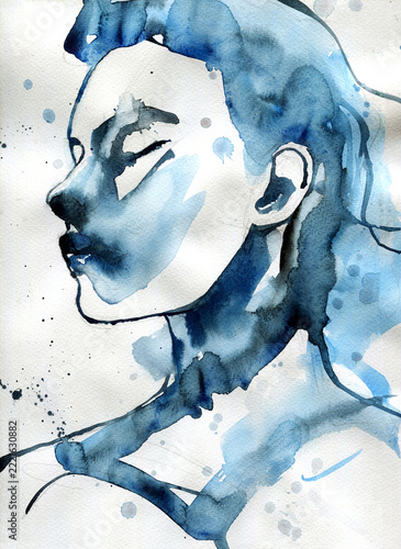Ritratto artistico di profilo di donna ad acquerello e inchiostro blu, pittura astratta espressiva con macchie e schizzi d'acqua su sfondo chiaro in stile moderno e malinconico
