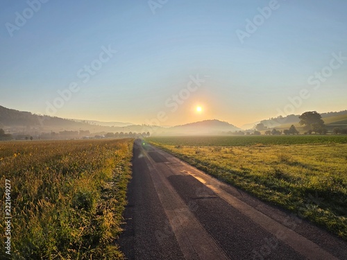 Sonnenaufgang im Herbst mit Straße