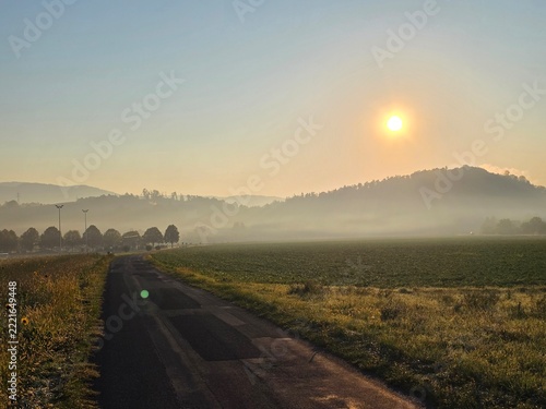 Sonnenaufgang im Herbst mit Straße