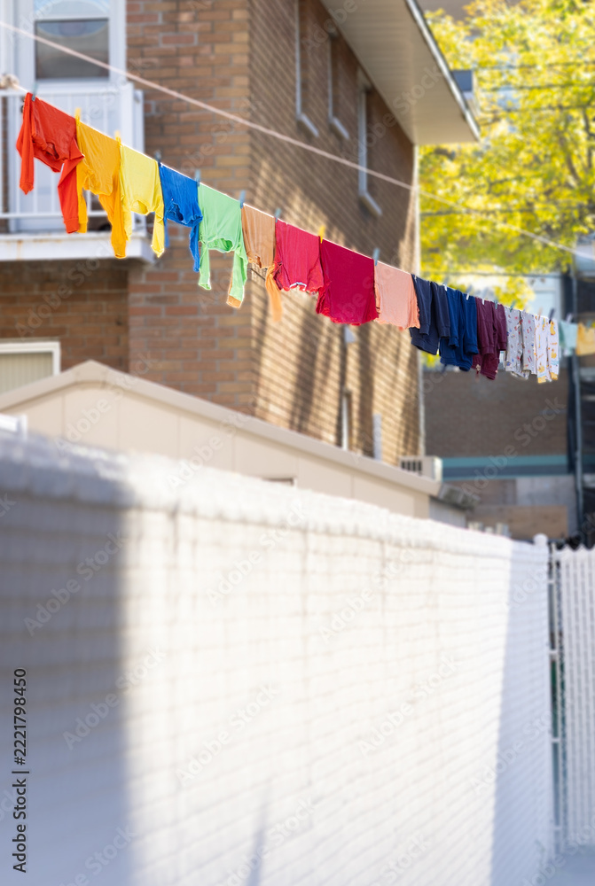 Fototapeta premium Course à linge couleur, jour, extérieur, vertical