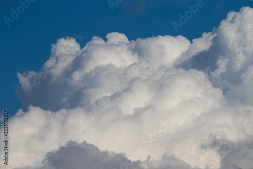 nubes blancas en forma de algodón y un cielo azul intenso