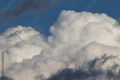 nubes blancas en forma de algodón y un cielo azul intenso