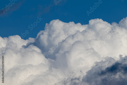nubes blancas en forma de algodón y un cielo azul intenso
