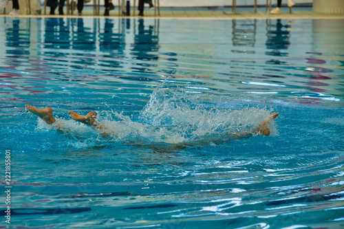 Fotografie Synchronized swimming exercises in the pool
