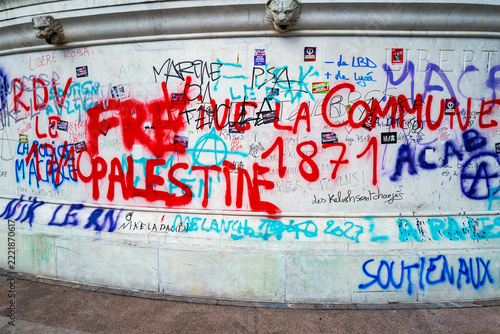 graffiti réalisés par les lycéens en colère sur le site de la colonne de la pace de Bastille à Paris en France
